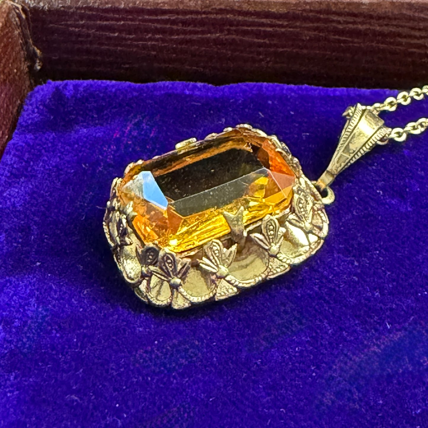 Ornate Single Stone Pendant & Chain